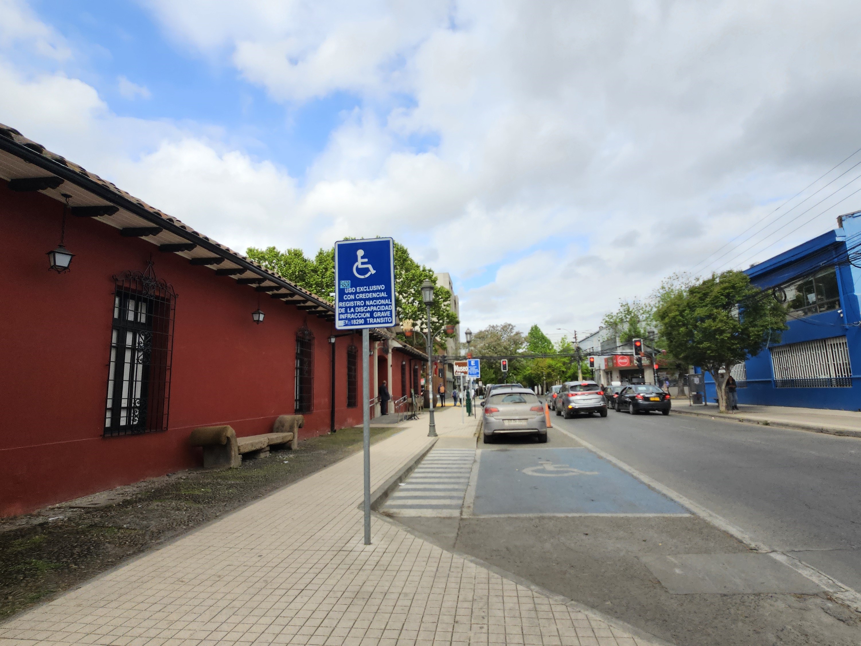 Fotografía del estacionamiento, se destaca su espacio suficiente, delimitación en norma y facil acceso